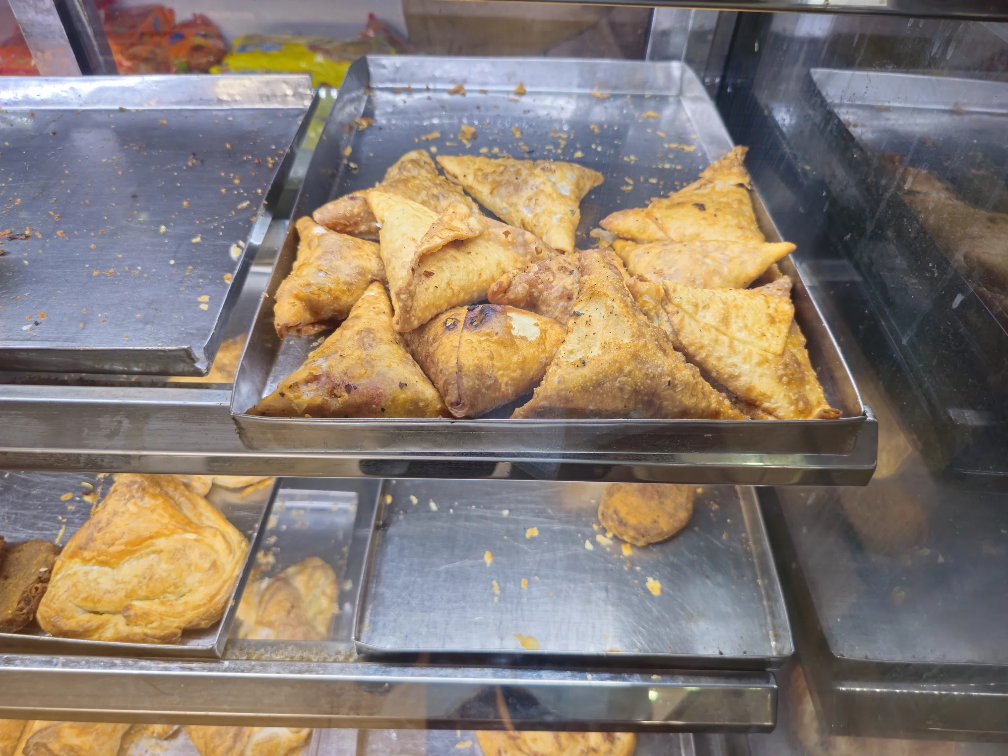 Plate of samosas served with green chutney