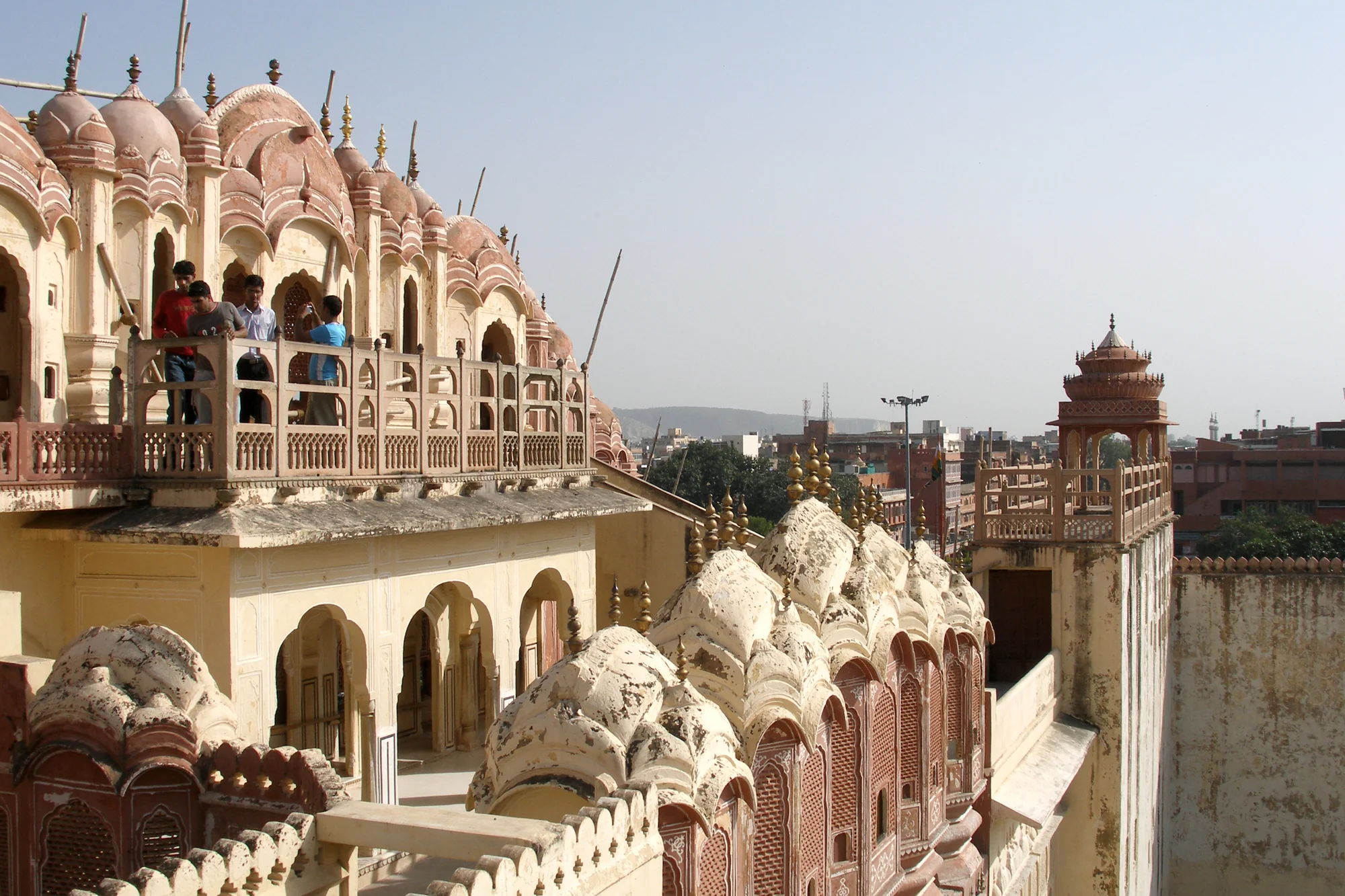Full view of Hawa Mahal Palace in Jaipur showing entire structure