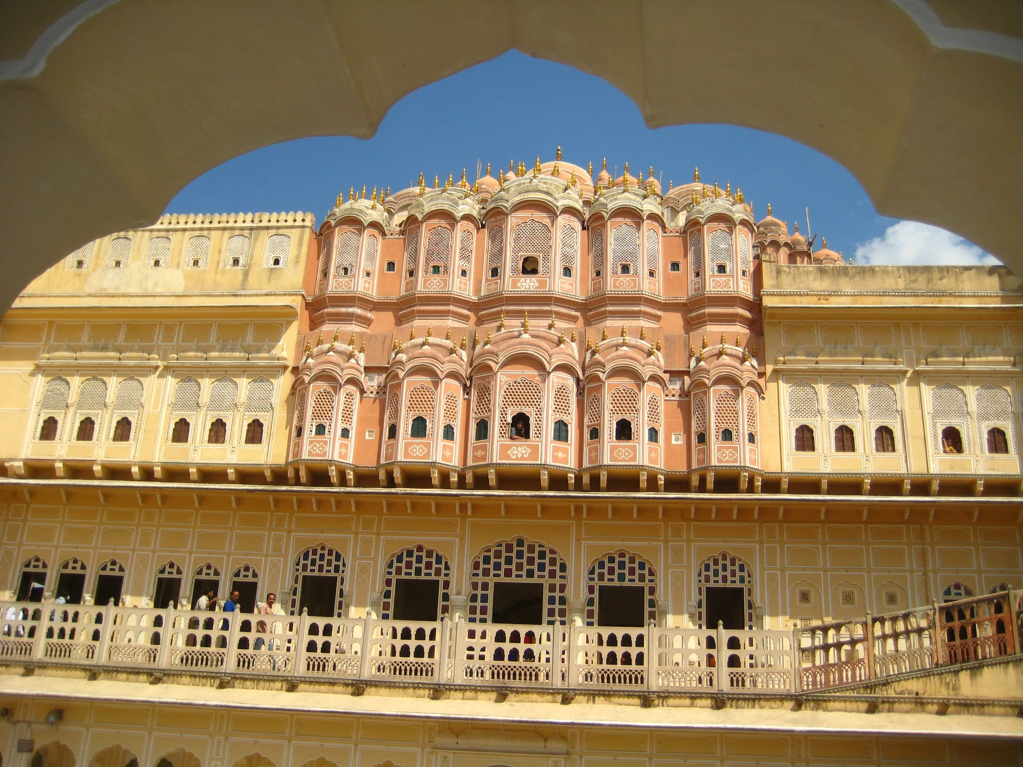 Close-up detail of the top two stories of Hawa Mahal showing intricate jharokhas