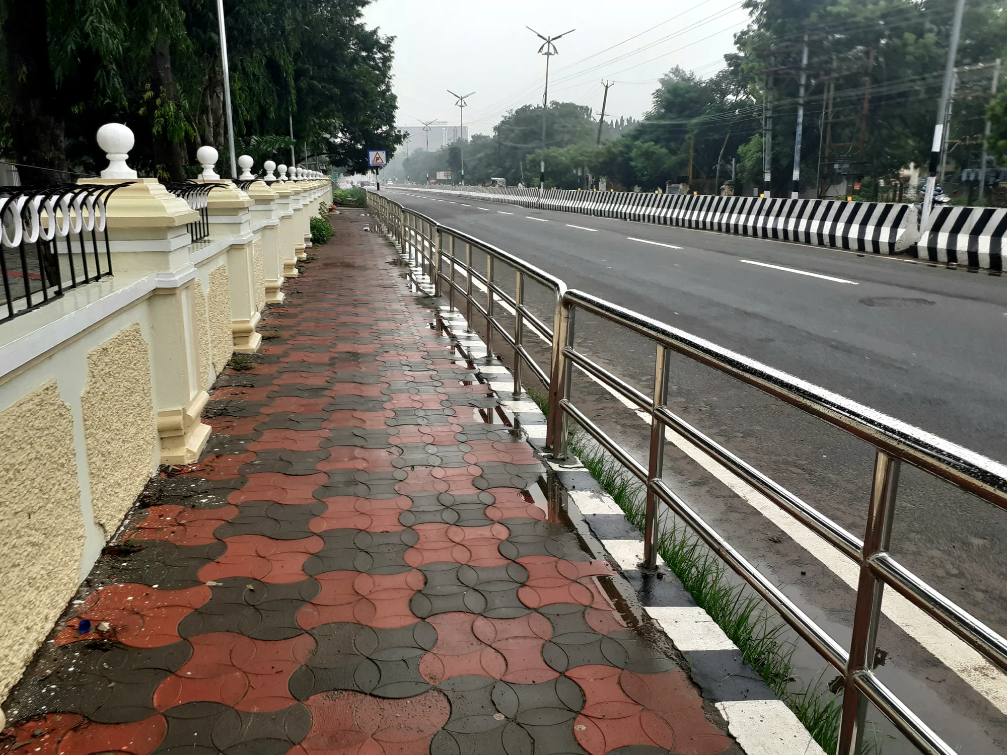 Modern street scene in Thanjavur